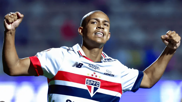 Ryan Francisco comemora com a camisa do tricolor